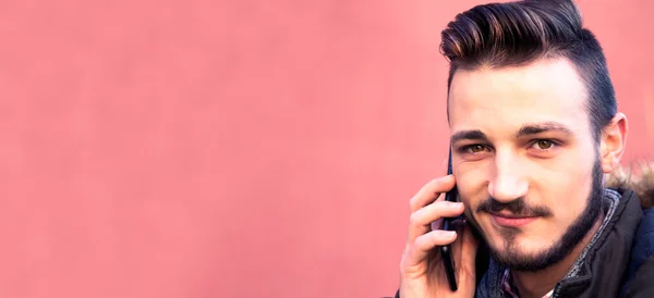Atractivo Hombre Hipster Hablando Con Teléfono Móvil Celular —  Fotos de Stock