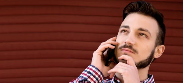 Ελκυστικός Hipster Άνθρωπος Μιλάει Κινητό Κινητό Τηλέφωνο — Φωτογραφία Αρχείου