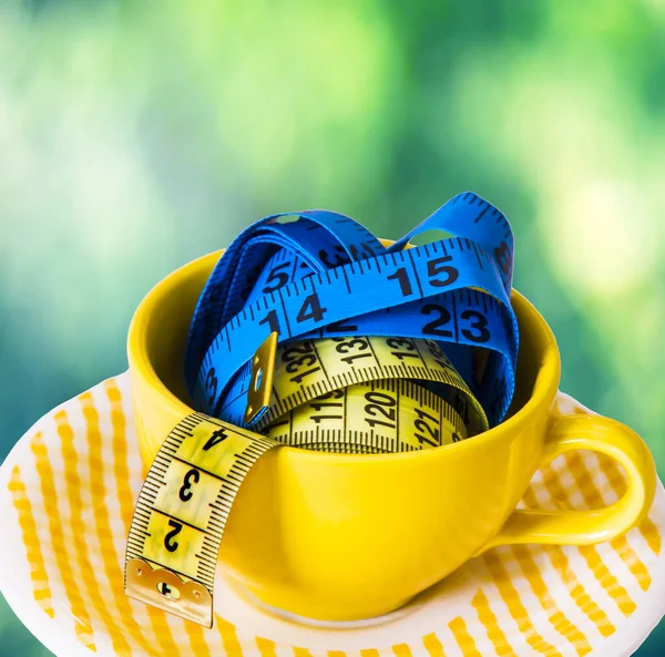 带公制带的茶杯和茶托 饮食和健康的概念 — 图库照片