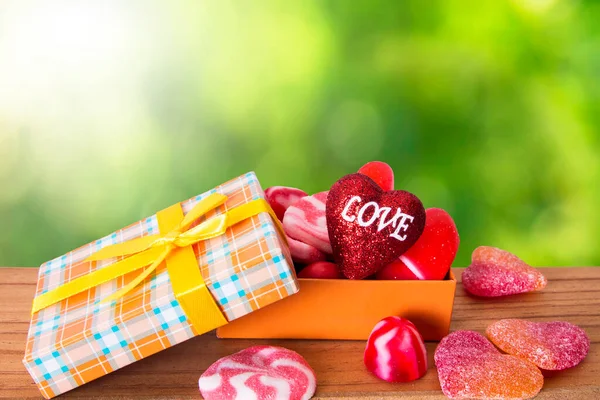 Geschenkbox Mit Band Voller Gummibärchen Auf Grünem Hintergrund — Stockfoto