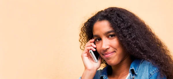 非洲美国女孩在手机上交谈 — 图库照片