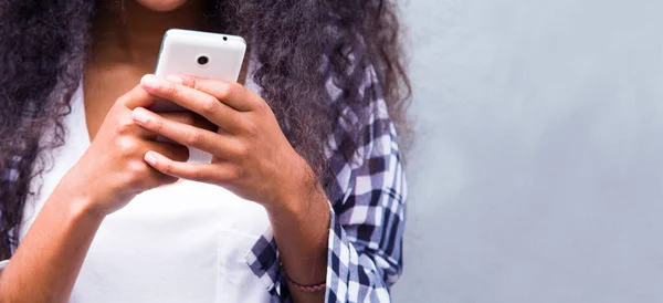 Mulher Afro Americana Usando Telefone Celular — Fotografia de Stock