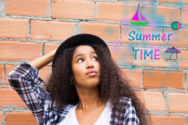 Jovem Afro Americano Mulher Pensando Suas Férias Verão — Fotografia de Stock