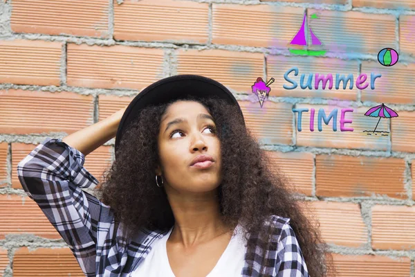 Юна Афро Американка Думає Про Свою Літню Відпустку — стокове фото