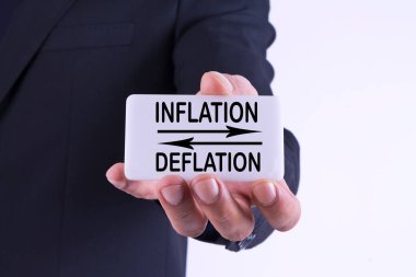 İş adamının elinde enflasyon ve deflasyon konsepti var