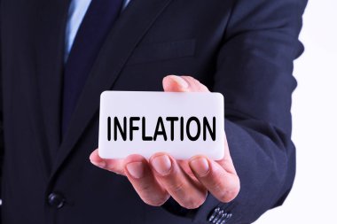 İş adamı enflasyon kavramlı kart gösteriyor