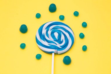 Arkaplanda renkli spiral lolipop