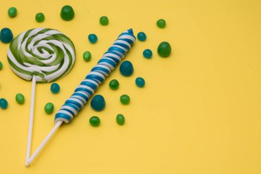 Arkaplanda renkli spiral lolipop
