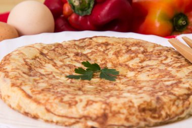 Yumurtalı, patatesli ve biberli İspanyol omleti