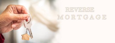 ters ipotek ve yatırım konsepti. Evde el ele tutuşmalar.