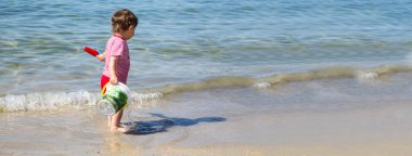 Sahilde oynayan küçük çocuk