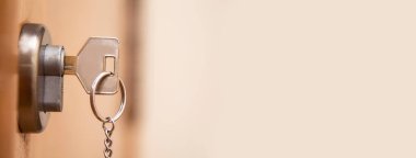 Evin anahtarı kapıda.