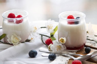 sağlıklı kahvaltı yoğurt ve yaban mersini