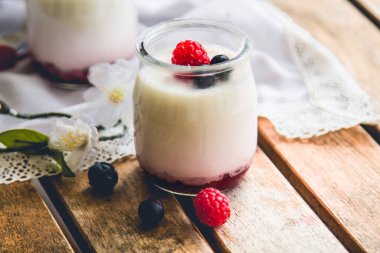 Yoğurt Woden tablo taze çilek ile