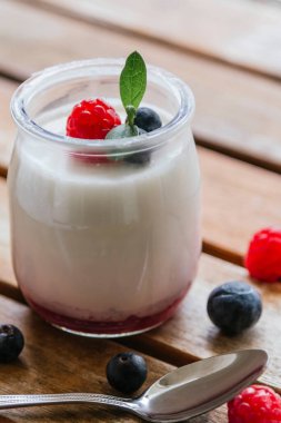 Yoğurt Woden tablo taze çilek ile