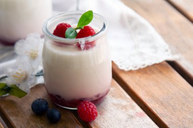 Yoğurt Woden tablo taze çilek ile
