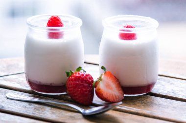 Taze çilekli Yunan yoğurdu