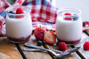 İki çilekli yoğurt milkshake ve yanında taze çilek.