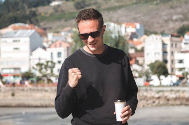 Başarının ya da zaferinin ifadesi ile genç bir adam.