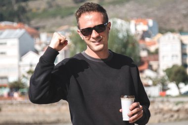 Başarının ya da zaferinin ifadesi ile genç bir adam.