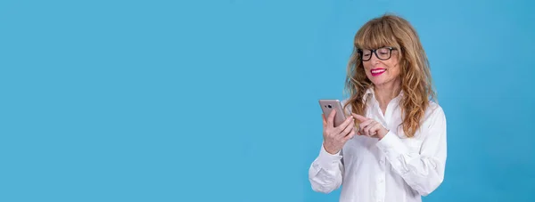 Kobieta Rozmawiająca Lub Używająca Telefonu Komórkowego Wysyłania Wiadomości — Zdjęcie stockowe