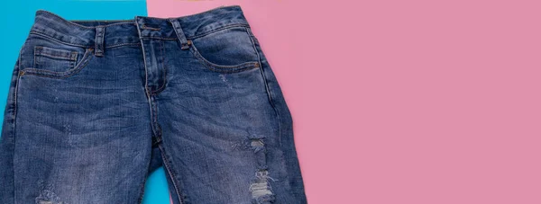 Jeans Deshilachados Sobre Fondo Colorido — Foto de Stock