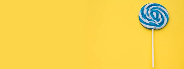 Pirulito Espiral Fundo Amarelo Com Espaço Cópia — Fotografia de Stock