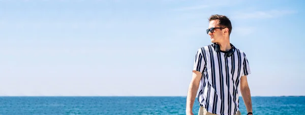 Giovane Uomo Con Cuffie Relax Spiaggia — Foto Stock