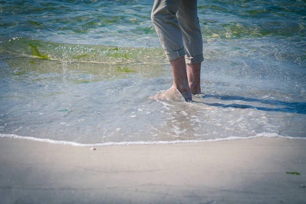 Nahaufnahme Der Nackten Füße Eines Mannes Der Strand Geht Rande — Stockfoto