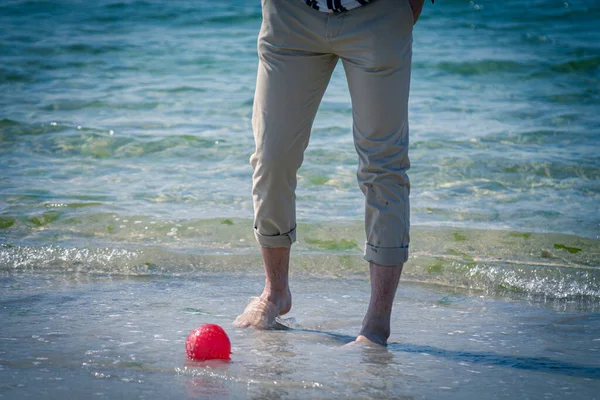 在海滩上行走的人赤脚的特写镜头 在海浪边发泡 — 图库照片