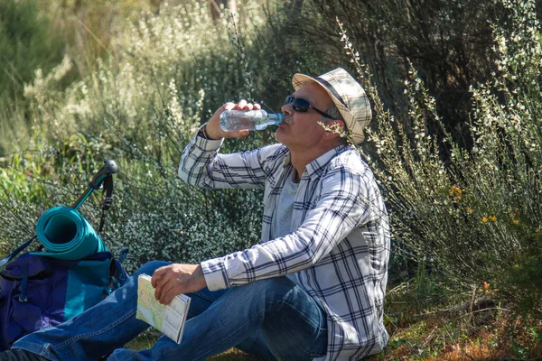 Турист Альпинист Отдыхает Измученный Дороге Питьевой Водой — стоковое фото