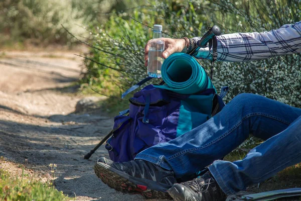 Turista Montanhista Homem Descansando Exausto Água Potável Estrada — Fotografia de Stock