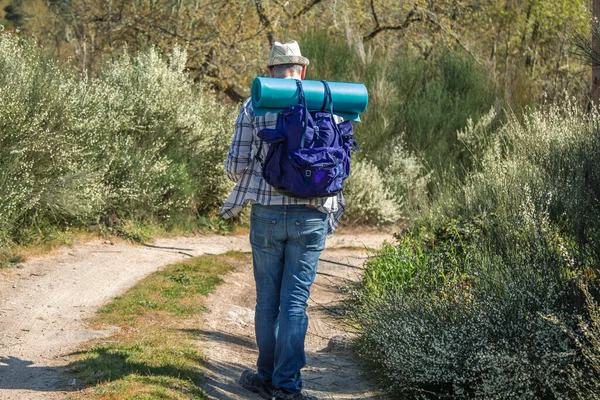 Turista Montanhista Homem Viajando Estrada Com Mochila Mapa — Fotografia de Stock