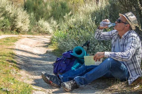 Turista Montanhista Homem Descansando Exausto Água Potável Estrada — Fotografia de Stock