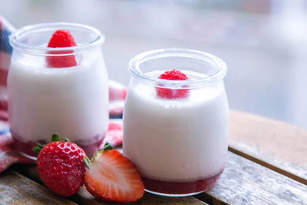 Yogurt Griego Con Fresas Frescas —  Fotos de Stock