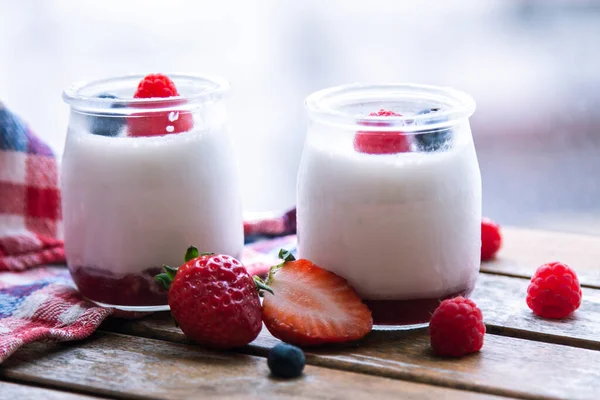 Dos Batidos Leche Yogur Fresa Con Fresas Frescas Una Mesa — Foto de Stock