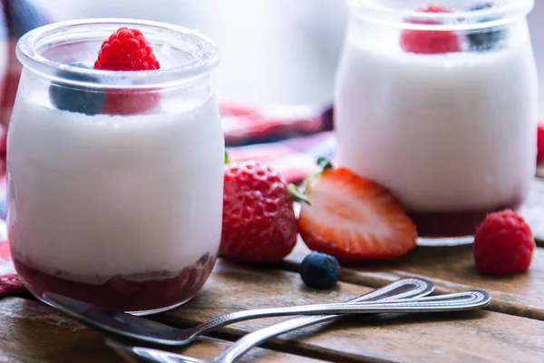 Dva Jahodové Jogurtové Mléčné Koktejly Čerstvými Jahodami Stole Vedle Ingrediencí — Stock fotografie