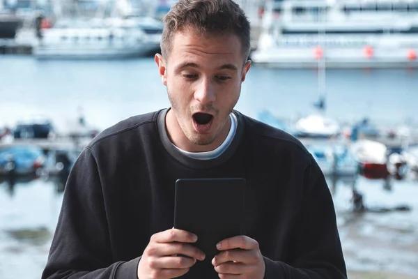 Ανήσυχος Νεαρός Τουρίστας Κοιτάζοντας Ψηφιακή Ταμπλέτα Φόντο Θάλασσα — Φωτογραφία Αρχείου