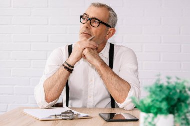 Ofisteki işadamının imzası gereken belgeler