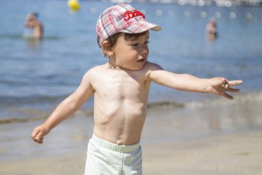 Kumsalda küçük mutlu bir çocuk