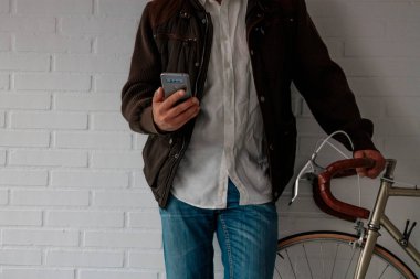 adam cep telefonu ve Bisiklet