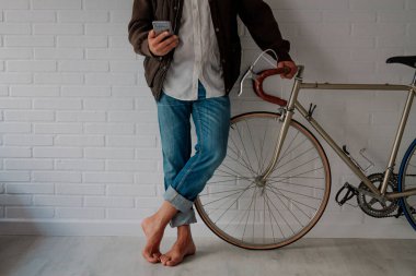 adam cep telefonu ve Bisiklet