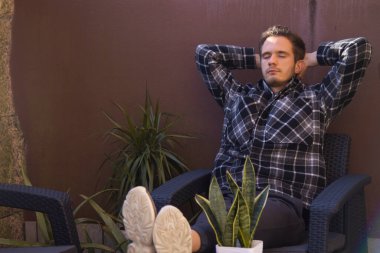 Terasta rahat genç bir adam