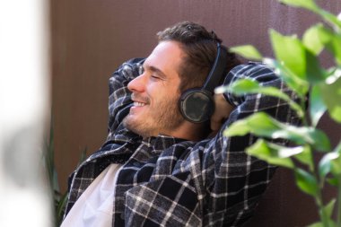 kulaklık ile müzik dinlerken rahat genç adam