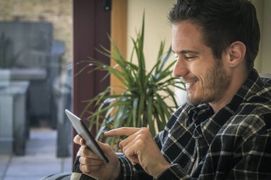 Genç adam evde tablet kullanma