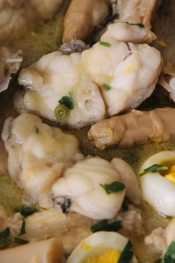 Kuşkonmaz ve haşlanmış yumurtalı yeşil soslu maymunbalığı.