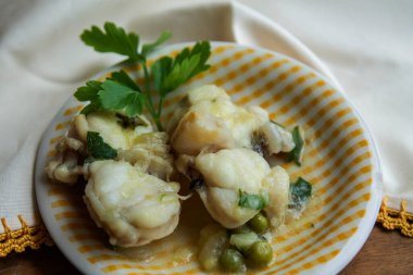 Yeşil soslu balık filetosu.