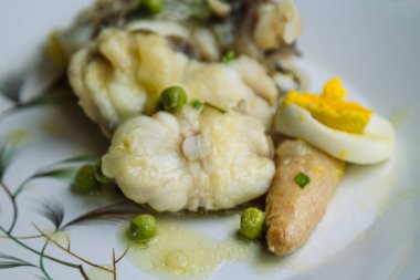 Maymun balığı, yeşil soslu balık, kuşkonmaz, haşlanmış yumurta ve bezelye.