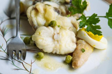 Kuşkonmaz ve bezelyeli yeşil soslu balık.