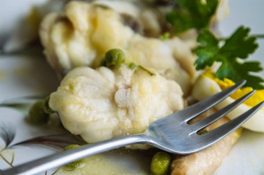 Kuşkonmaz ve bezelyeli yeşil soslu balık.